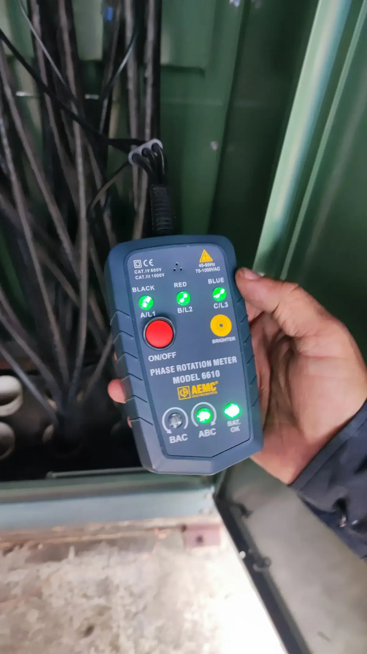 Instrumento de verificación de secuencia de fases sobre un tablero eléctrico